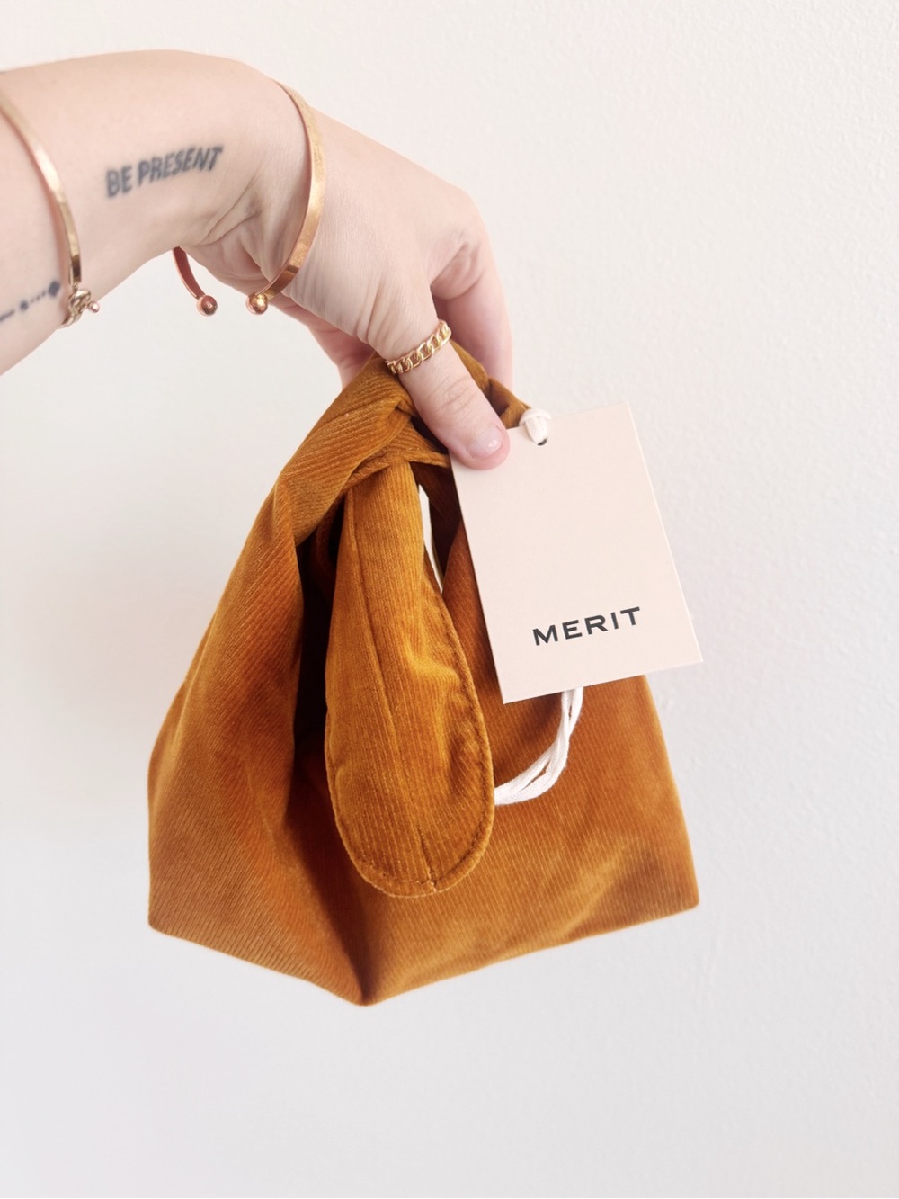 Merit mustard velvet makeup bag NWT - Picture 2 of 4
